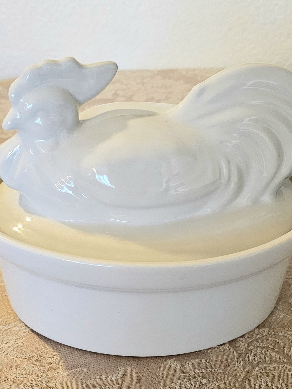 White Ceramic Rooster Hen Chicken Covered Casserole Serving Dish 9" Wide